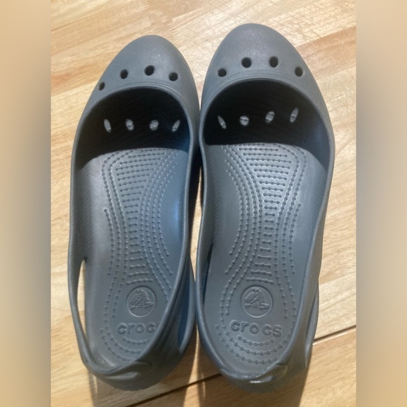 Crocs flats in size 8 in excellent condition. Black in color - Picture 3 of 10